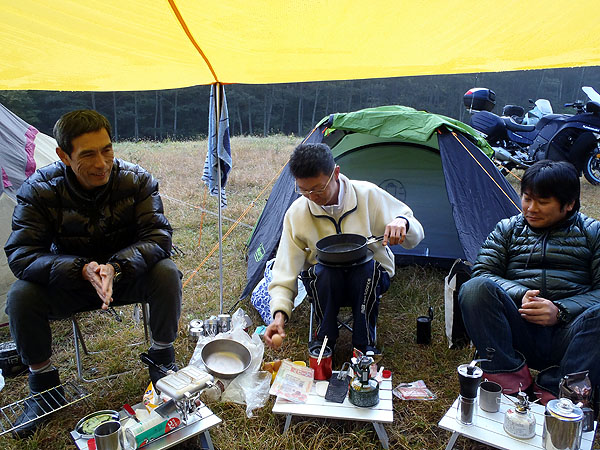 キャンプ場の朝食